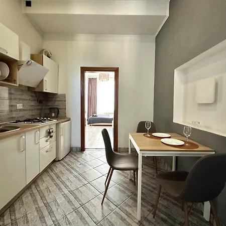 Romantic Apartments-near Opera House 5/8 Апартаменти *